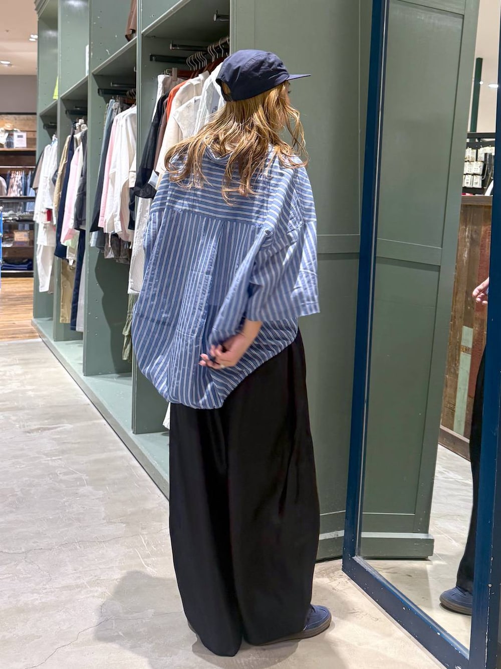 ホワイト系のTシャツ/カットソー、ブルー系のシャツ/ブラウスを着用したレディースの春コーディネートの4枚目の写真