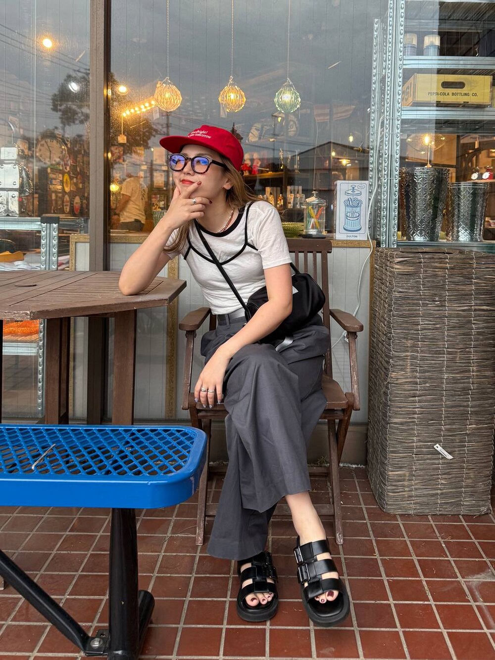 ホワイト系のTシャツ/カットソー、ブラック系のショルダーバッグ、グレー系のベルトを着用したレディースの夏コーディネートの3枚目の写真