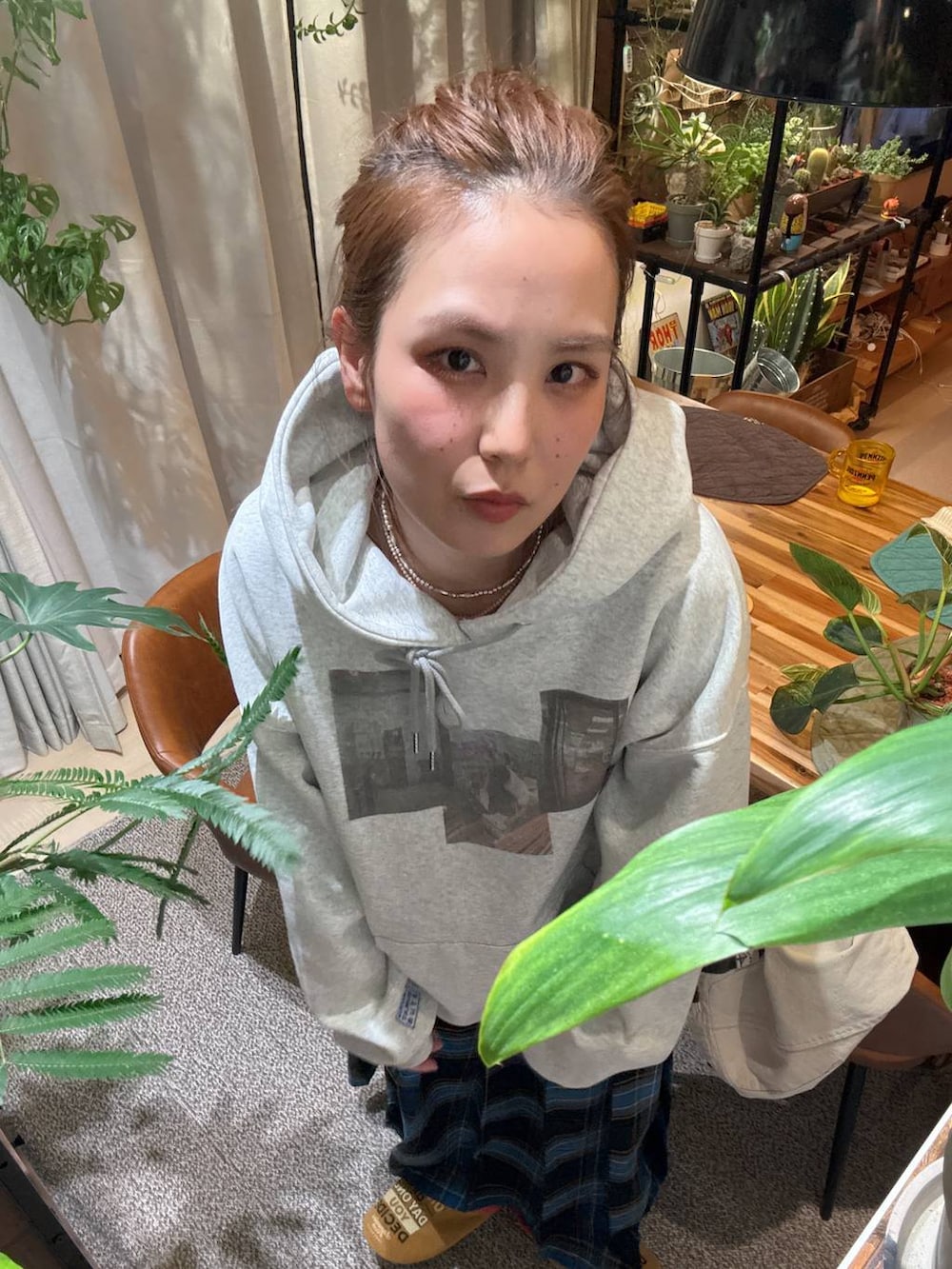 ブラック系のスカート、イエロー系のルームシューズ/スリッパを着用したレディースの冬コーディネートの2枚目の写真