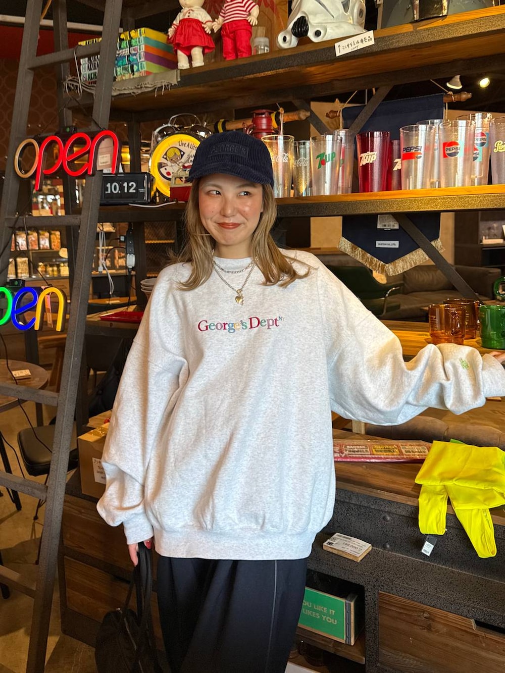 ホワイト系のTシャツ/カットソー、ブルー系のキャップを着用したレディースの冬コーディネートの2枚目の写真