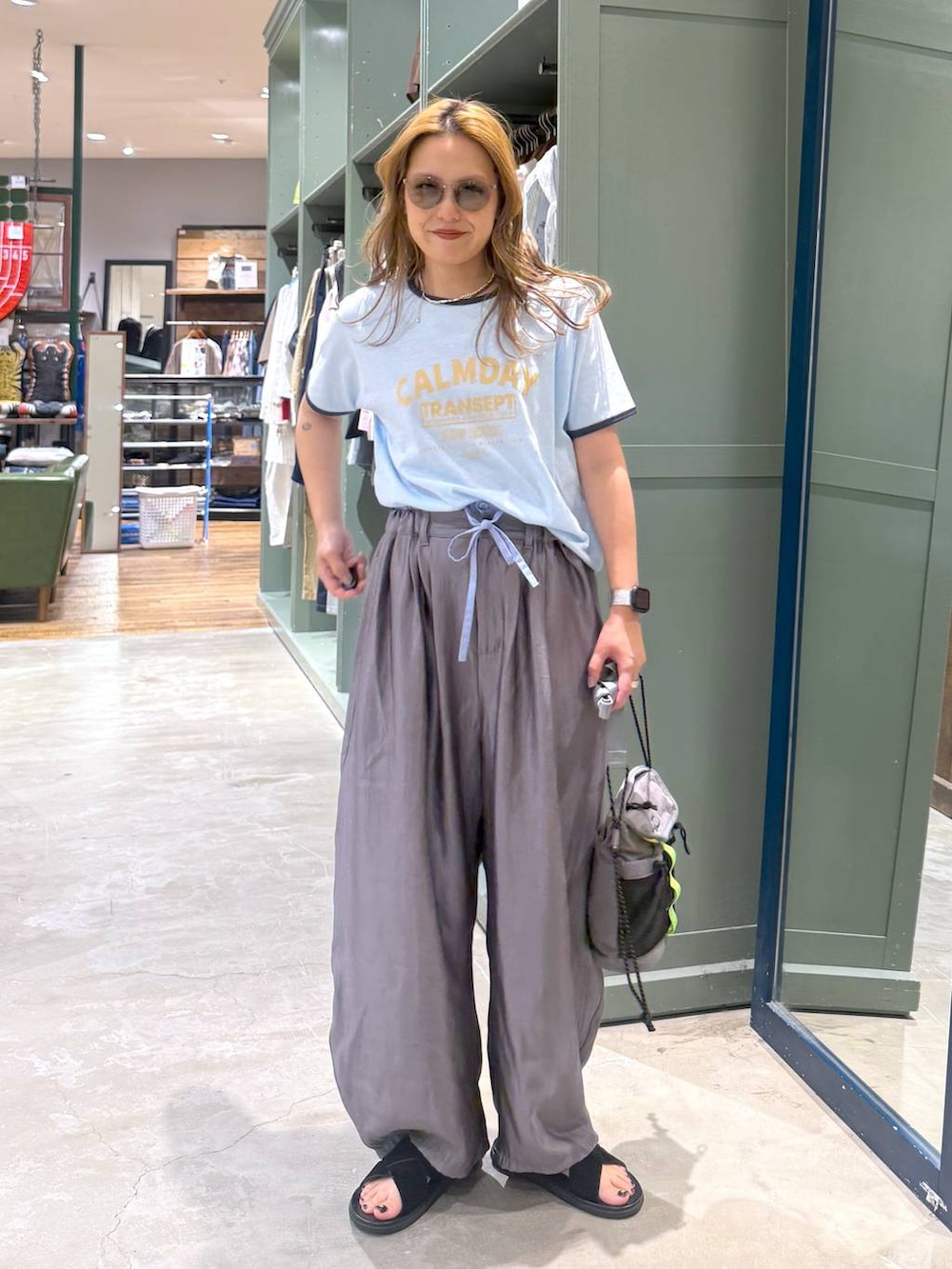 ブルー系のTシャツ/カットソーを着用したレディースの春コーディネートの2枚目の写真