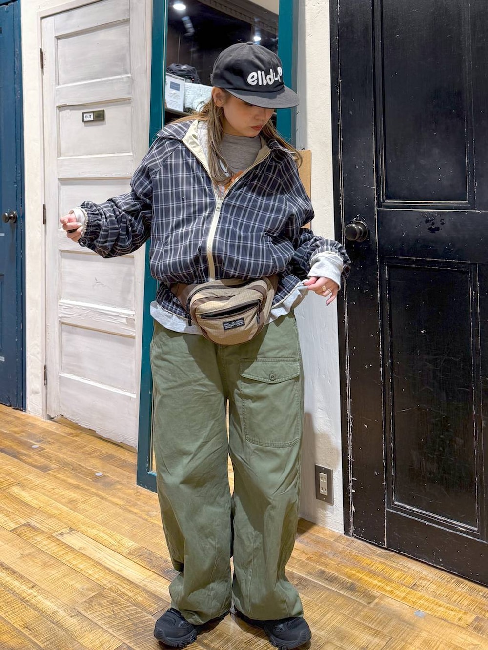 イエロー系のブルゾン、ベージュ系のボディバッグ/ウエストポーチを着用したレディースの春コーディネートの4枚目の写真