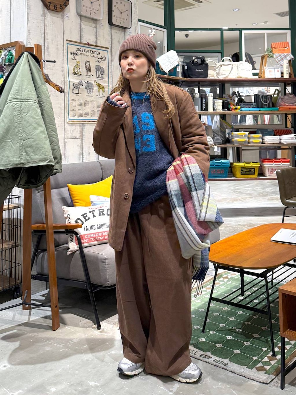 ブラウン系のその他パンツ、ブラウン系のテーラードジャケットを着用したレディースの秋コーディネートの3枚目の写真