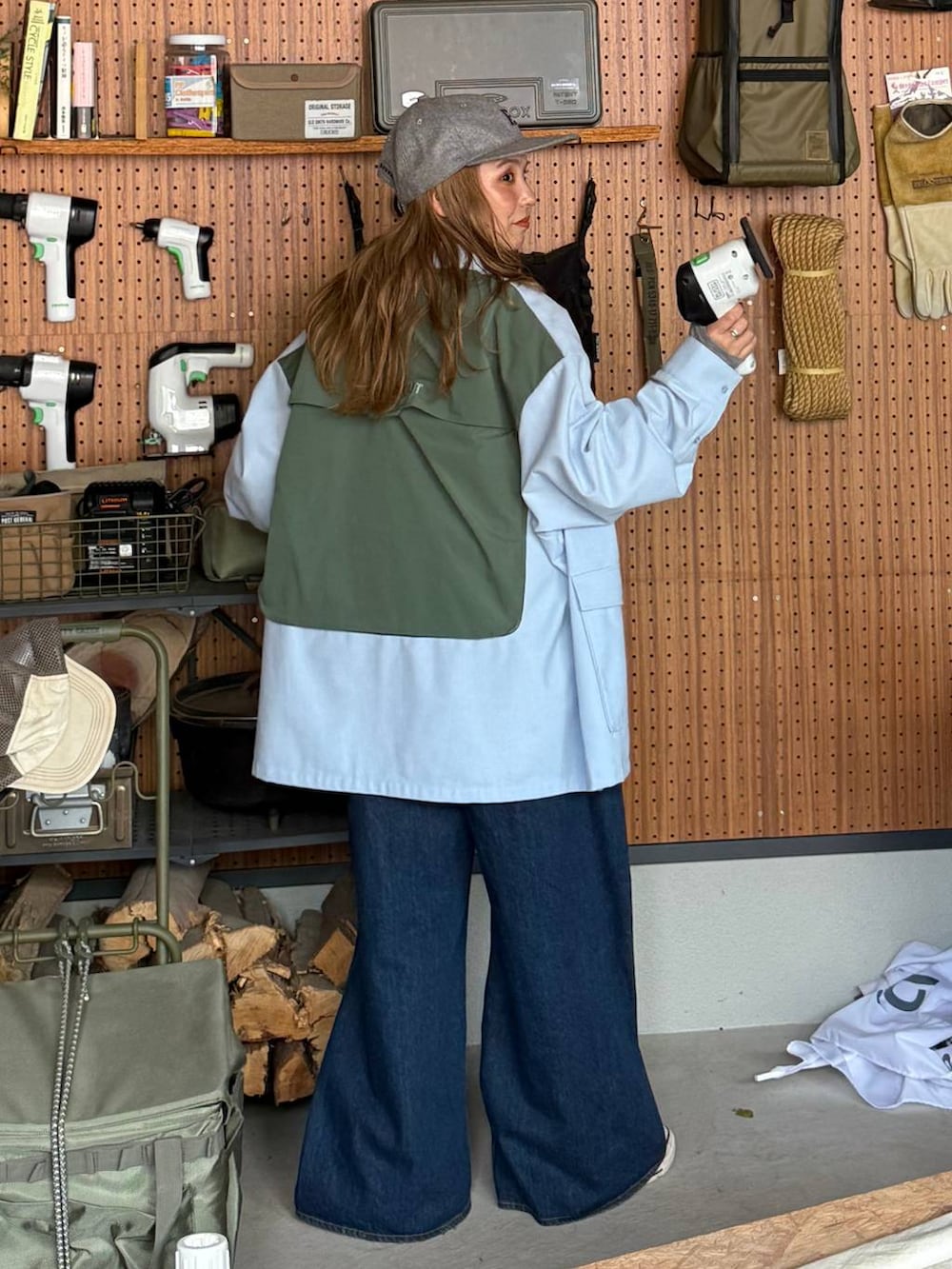 グレー系のTシャツ/カットソーを着用したレディースの秋コーディネートの4枚目の写真