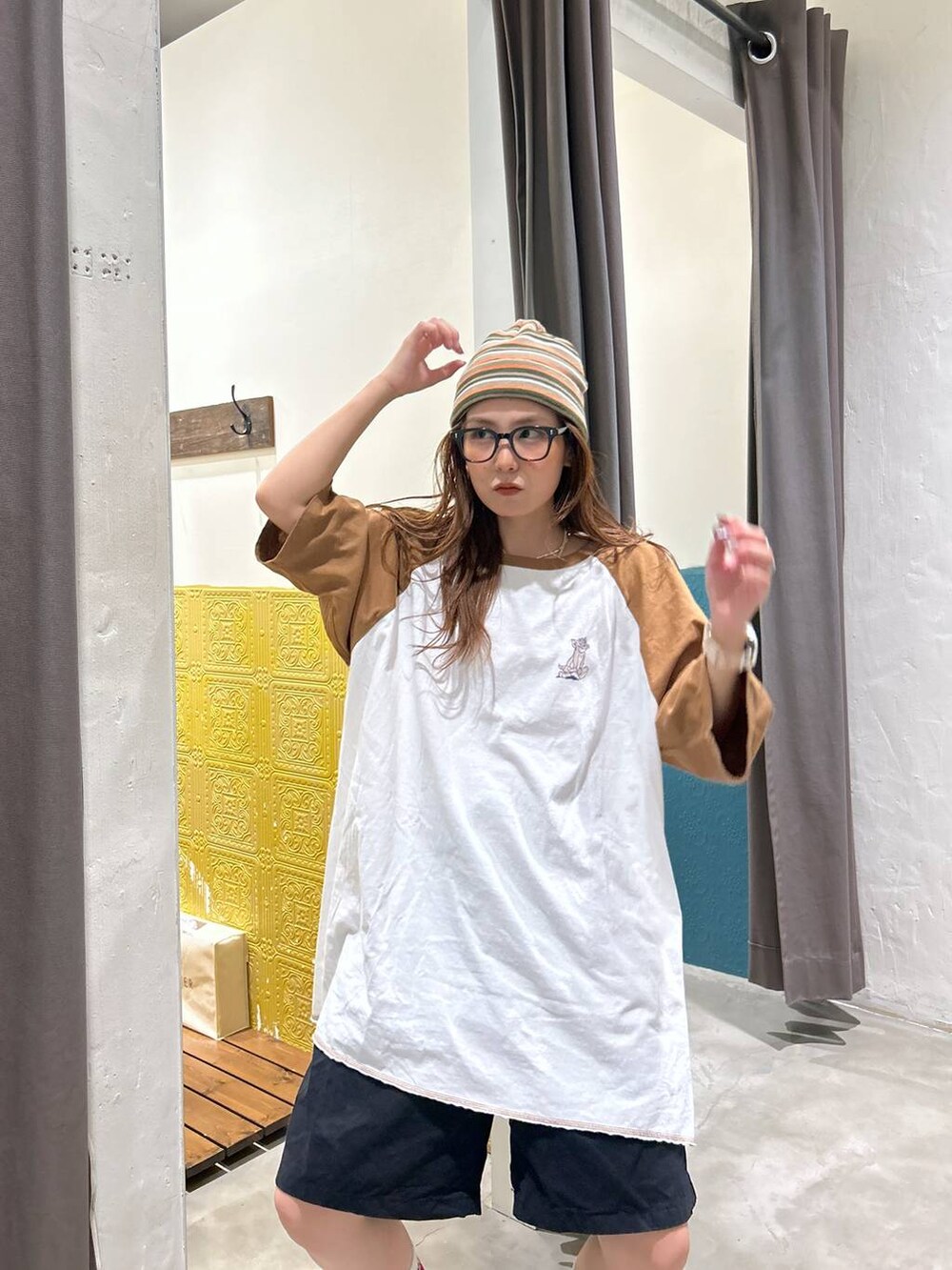 グレー系のスニーカー、ブラック系のその他パンツ、ホワイト系のソックス/靴下を着用したレディースの夏コーディネートの5枚目の写真