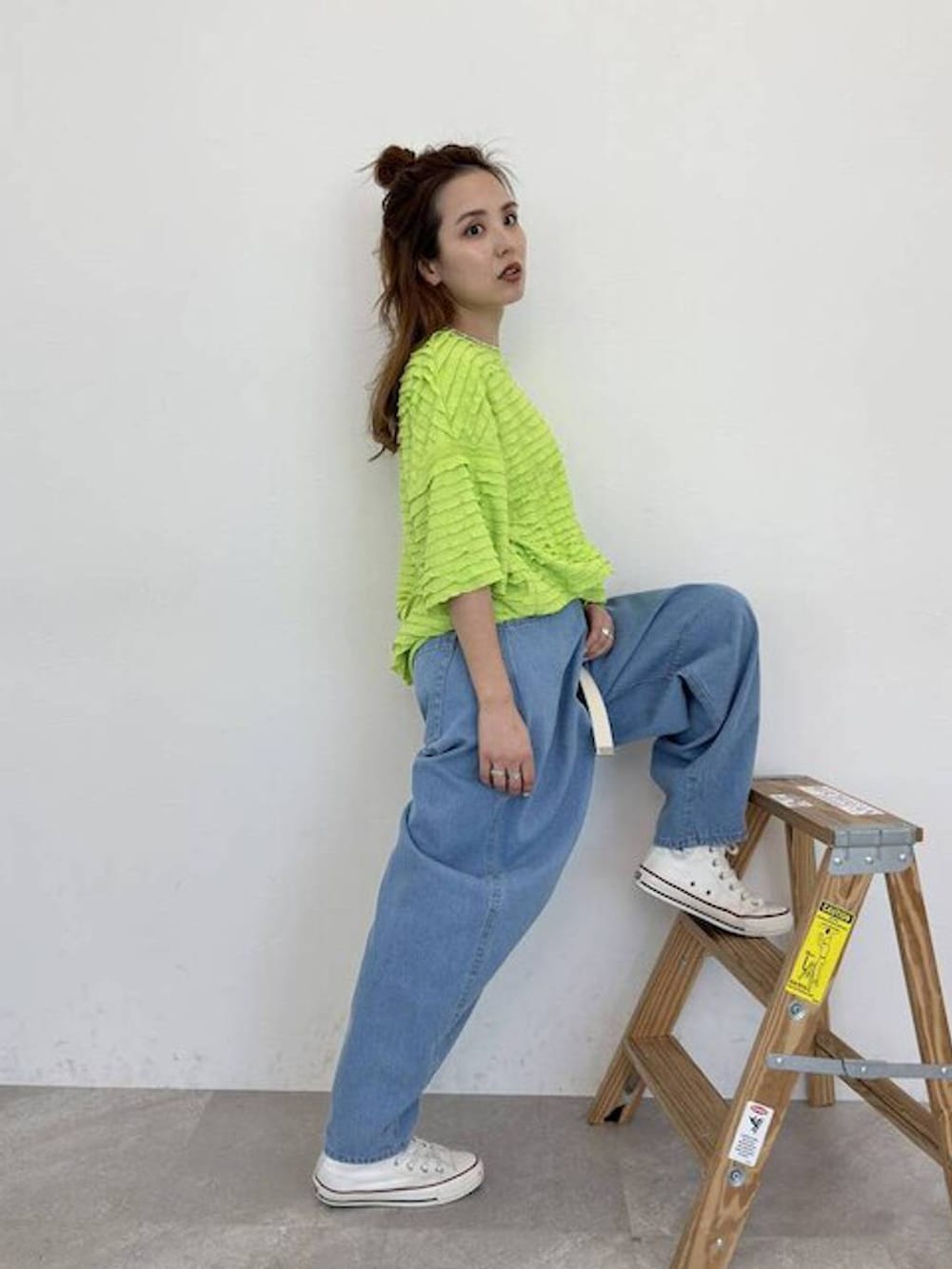 ブルー系のその他パンツ、その他の食器を着用したレディースの春コーディネートの2枚目の写真