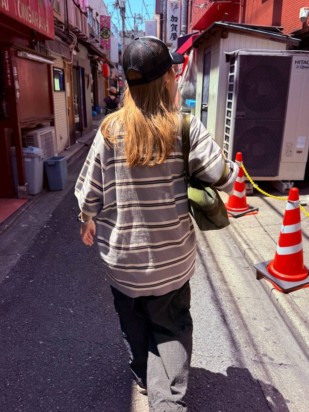 ブラック系のその他パンツを着用したレディースの春コーディネートの5枚目の写真