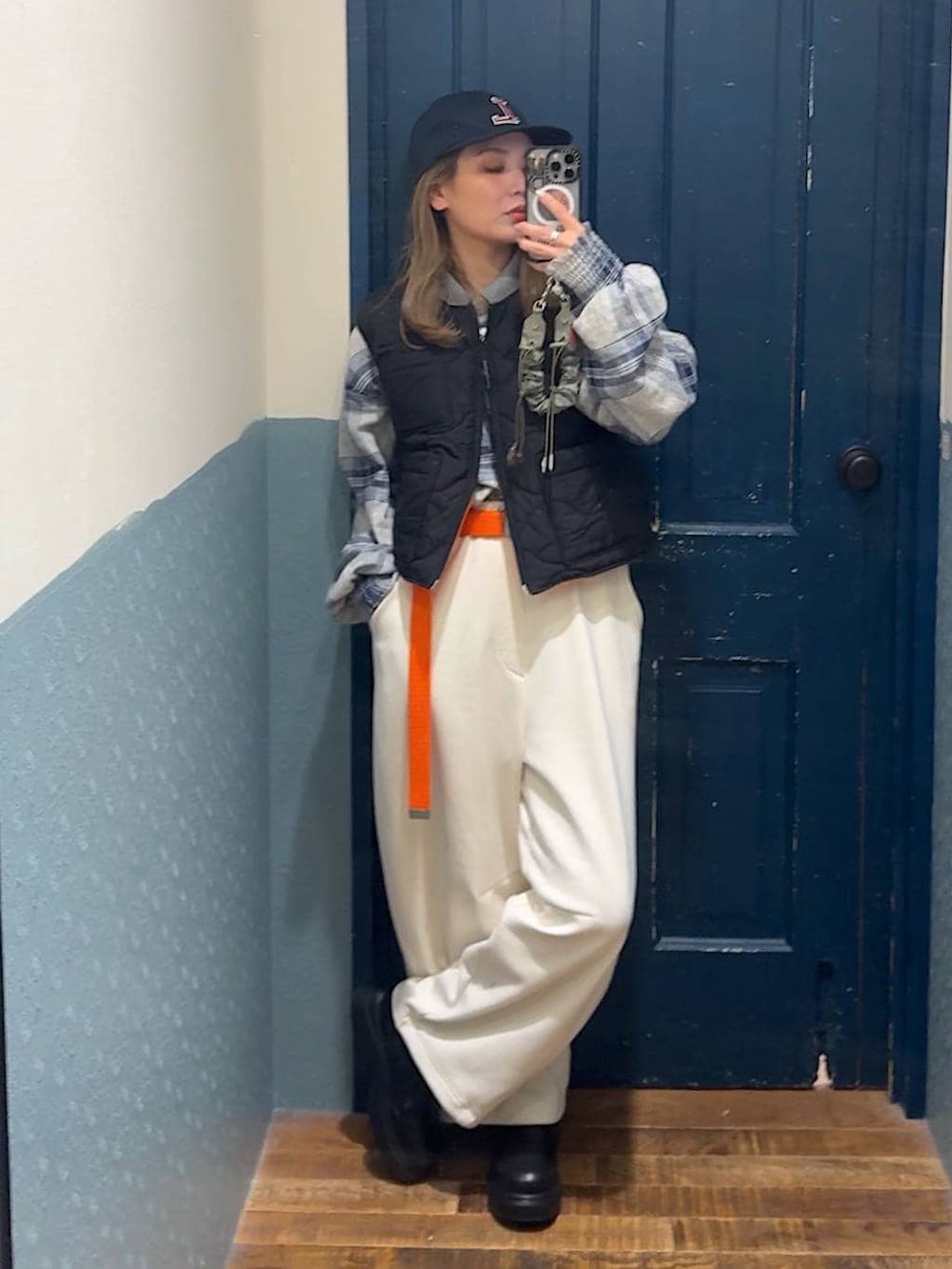 ブルー系のシャツ/ブラウス、ベージュ系のその他パンツ、ブラック系のブーツを着用したレディースの秋コーディネートの3枚目の写真