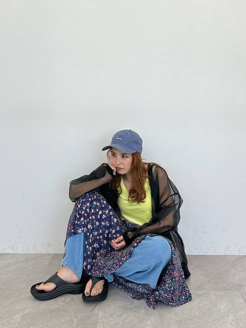 ブルー系のその他パンツ、ブルー系のキャップを着用したレディースの春コーディネートの5枚目の写真