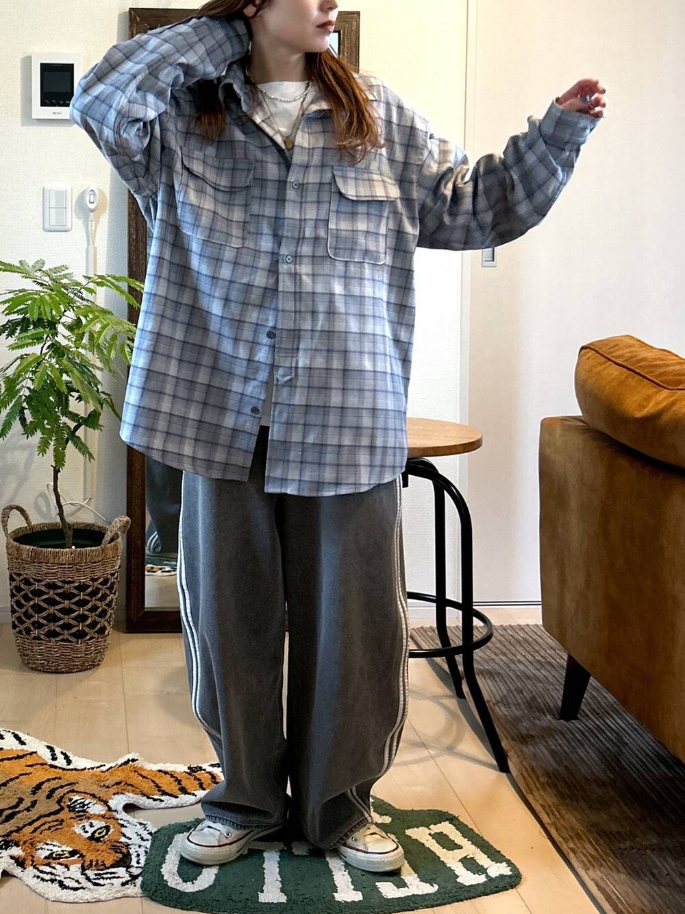 グレー系のシャツ/ブラウスを着用したレディースの冬コーディネートの3枚目の写真