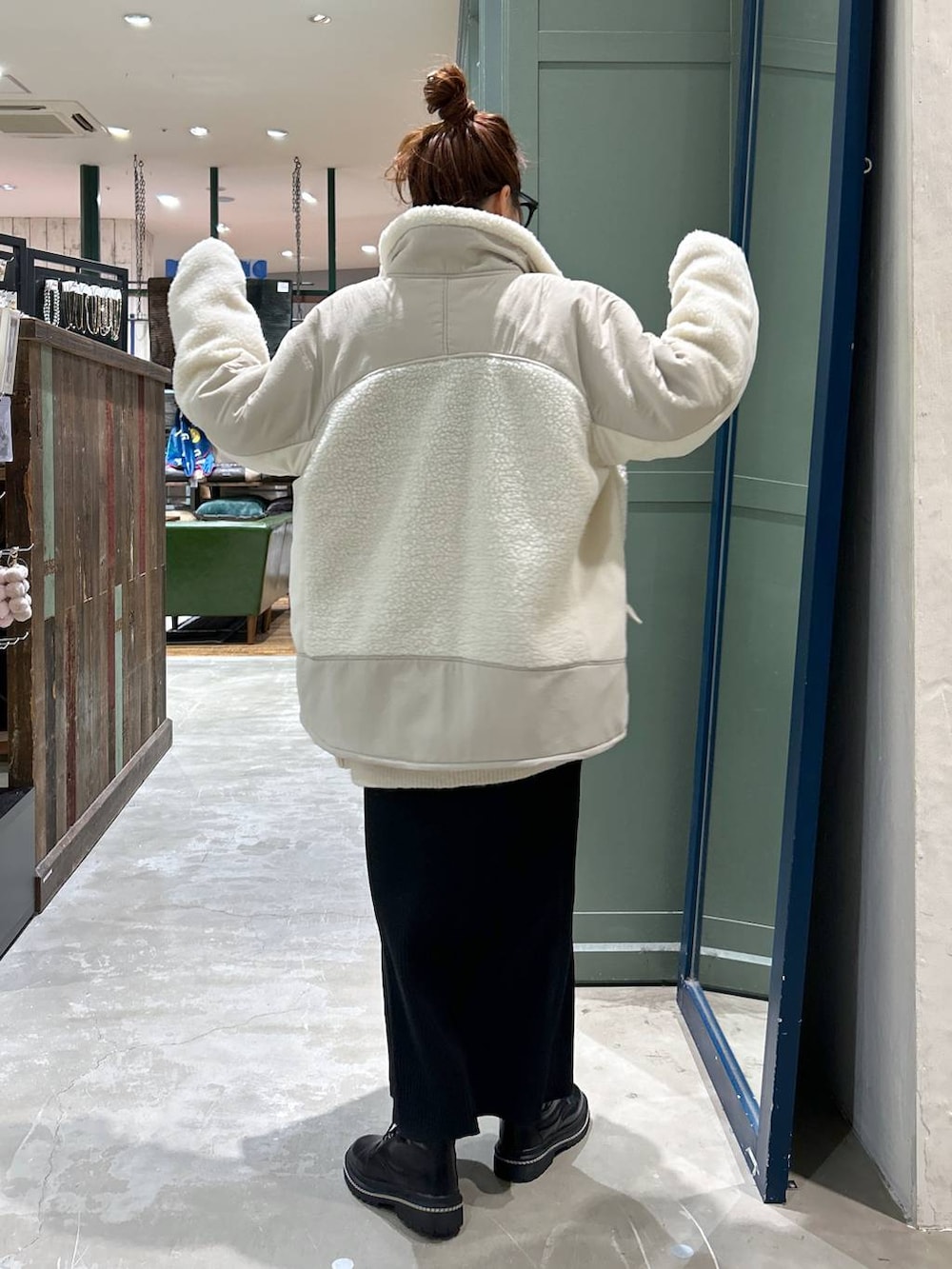 ベージュ系のその他アウター、ブラック系のブーツ、ブラック系のスカートを着用したレディースの冬コーディネートの4枚目の写真