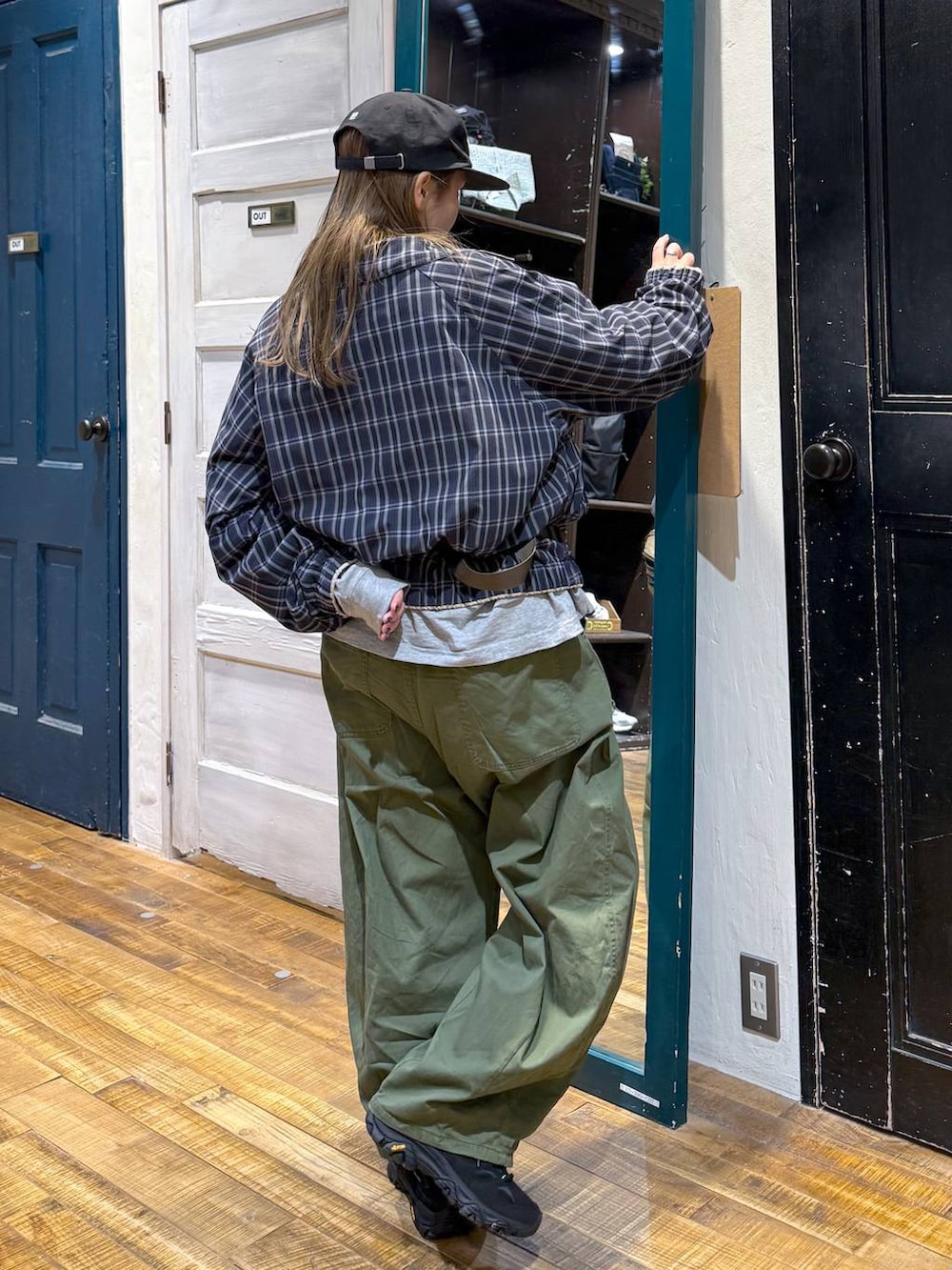 イエロー系のブルゾン、ベージュ系のボディバッグ/ウエストポーチを着用したレディースの春コーディネートの6枚目の写真