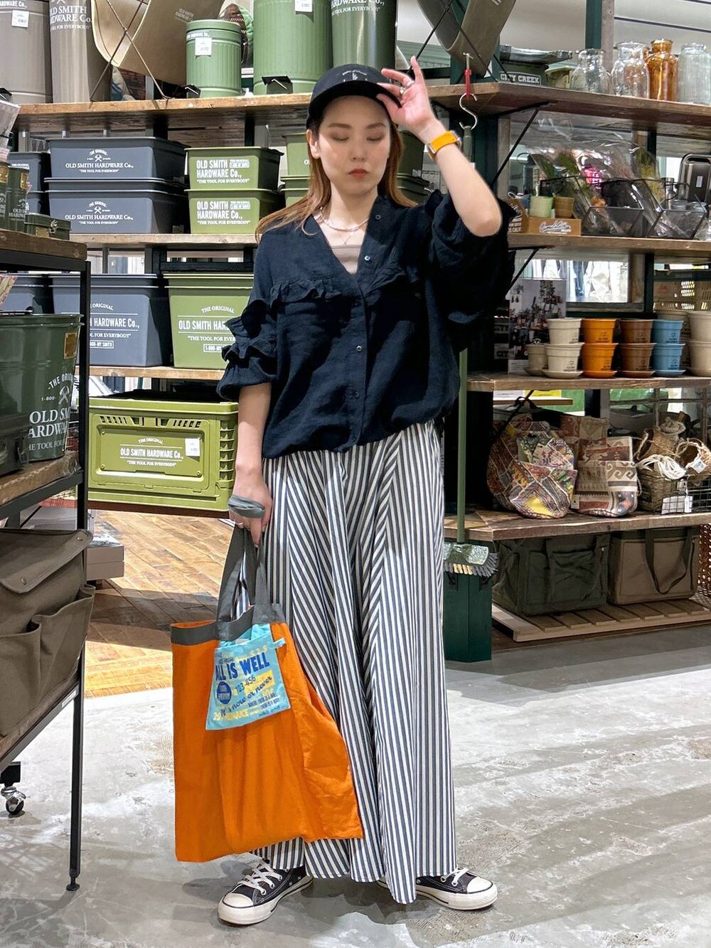 ブラック系のシャツ/ブラウス、ブルー系のスカート、ブラウン系のキャミソールを着用したレディースの春コーディネートの3枚目の写真