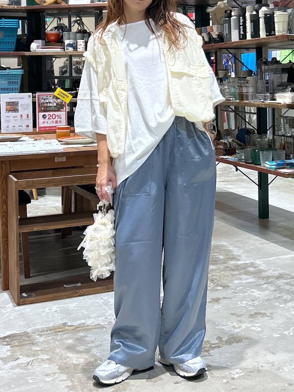 グレー系のスニーカー、ベージュ系のベスト、ベージュ系のショルダーバッグを着用したレディースの夏コーディネートの3枚目の写真