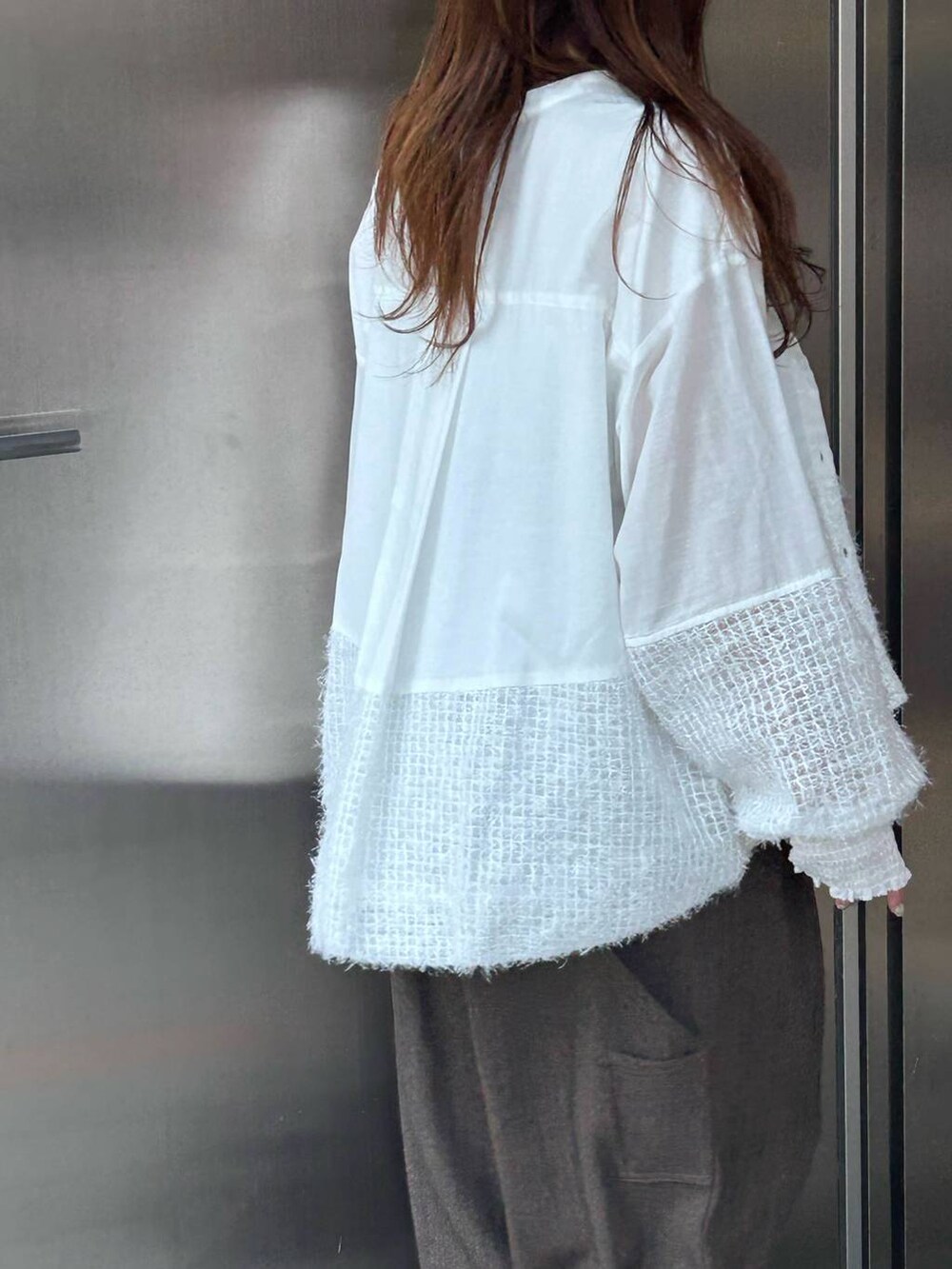 ブラック系のキャミソール、ホワイト系のシャツ/ブラウス、ブラウン系のその他パンツを着用したレディースの夏コーディネートの6枚目の写真