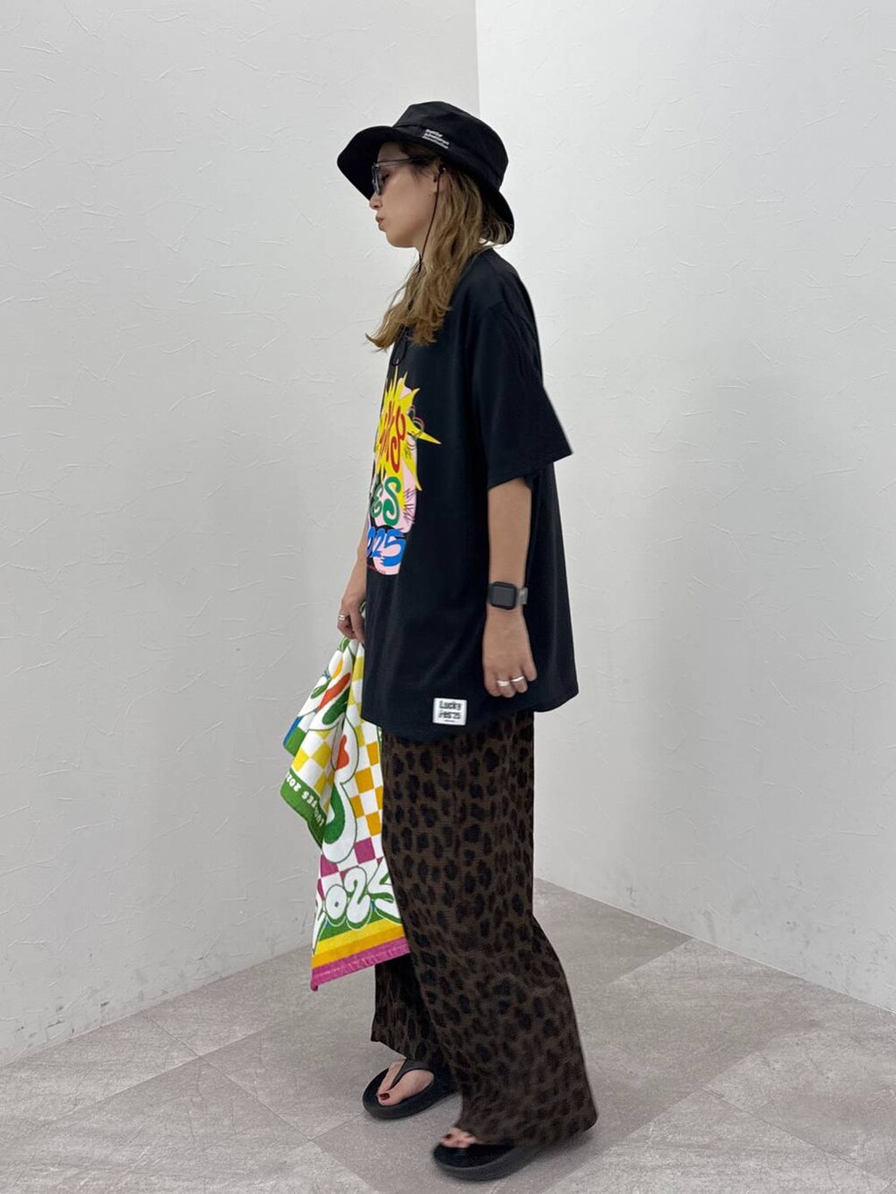 ベージュ系のその他パンツ、ブラック系のハットを着用したレディースの夏コーディネートの3枚目の写真