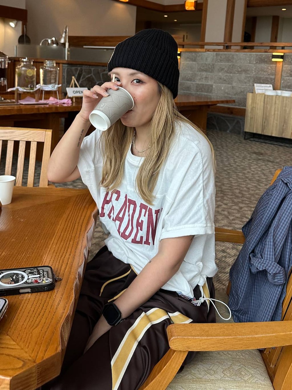 ホワイト系のTシャツ/カットソーを着用したレディースの夏コーディネートの3枚目の写真