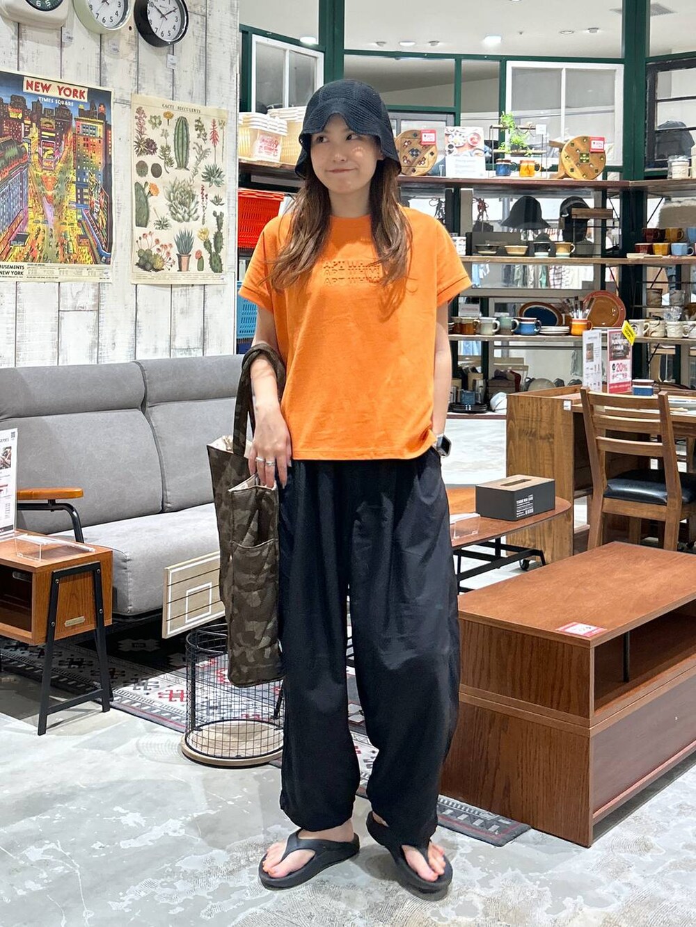 ブラック系のその他パンツ、ブラウン系のトートバッグ、ブラック系のサンダルを着用したレディースの夏コーディネートの2枚目の写真