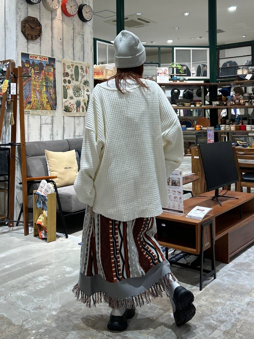 ホワイト系のTシャツ/カットソー、グレー系のブーツ、シルバー系のニットキャップ/ビーニーを着用したレディースの秋コーディネートの3枚目の写真