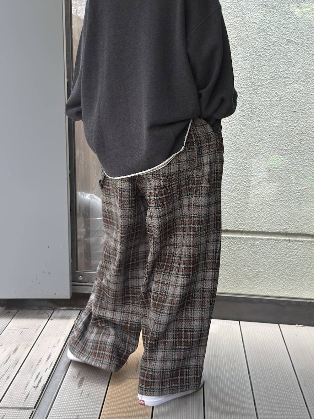 グレー系のその他パンツ、グレー系のスウェットを着用したレディースの夏コーディネートの5枚目の写真