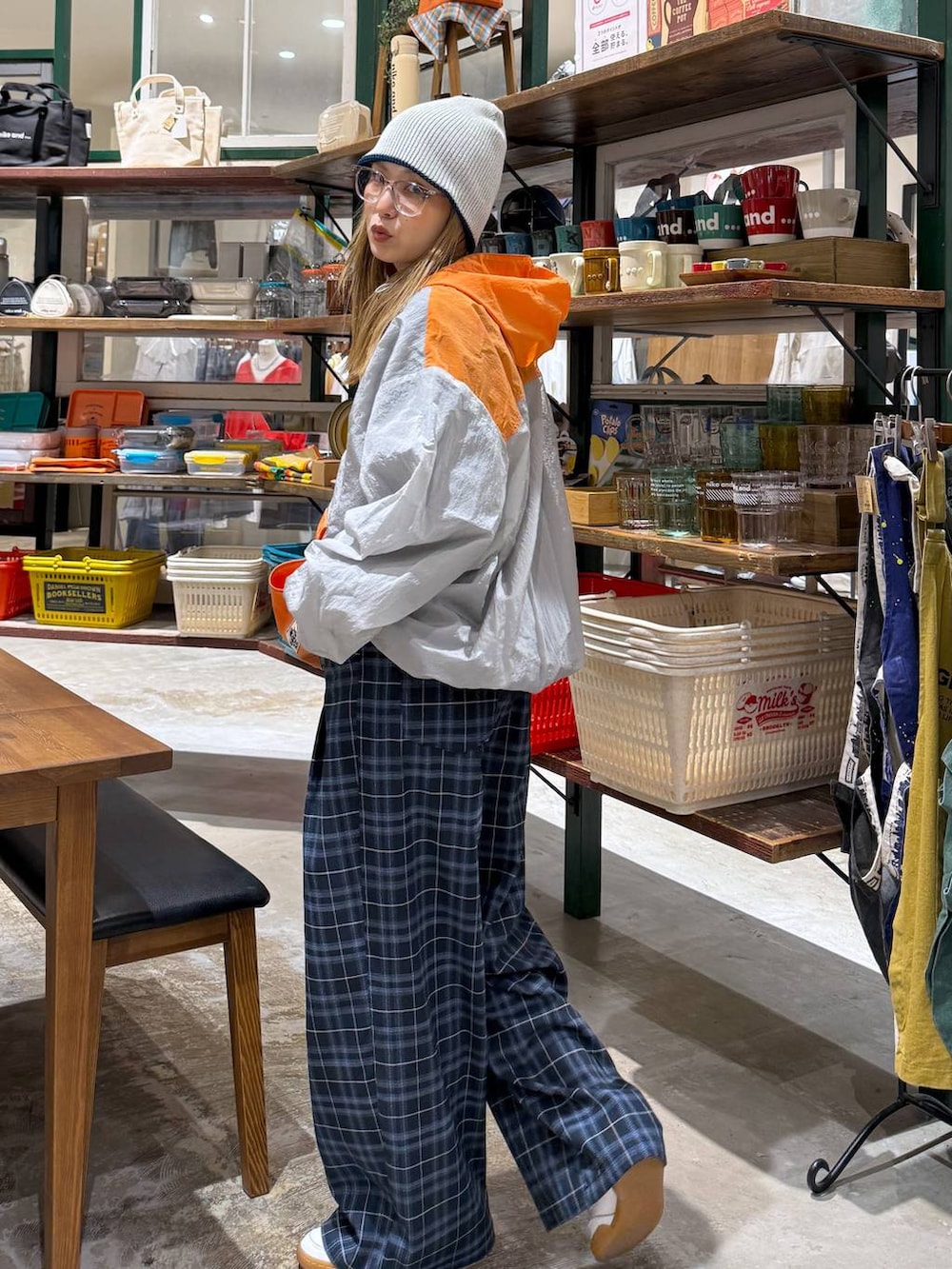 ブルー系のその他パンツ、グレー系のニットキャップ/ビーニーを着用したレディースの春コーディネートの4枚目の写真