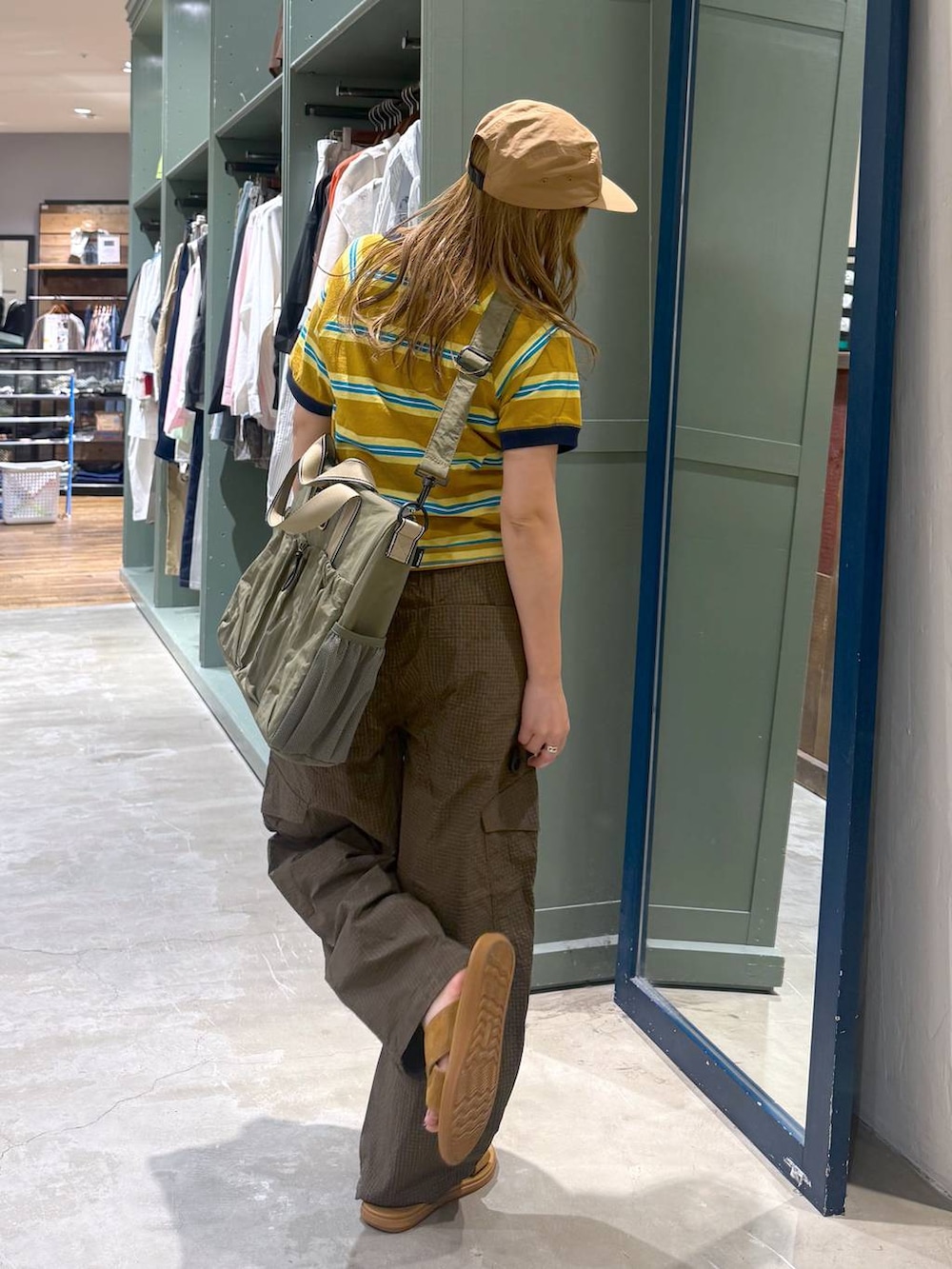 ブラウン系のその他パンツを着用したレディースの春コーディネートの3枚目の写真