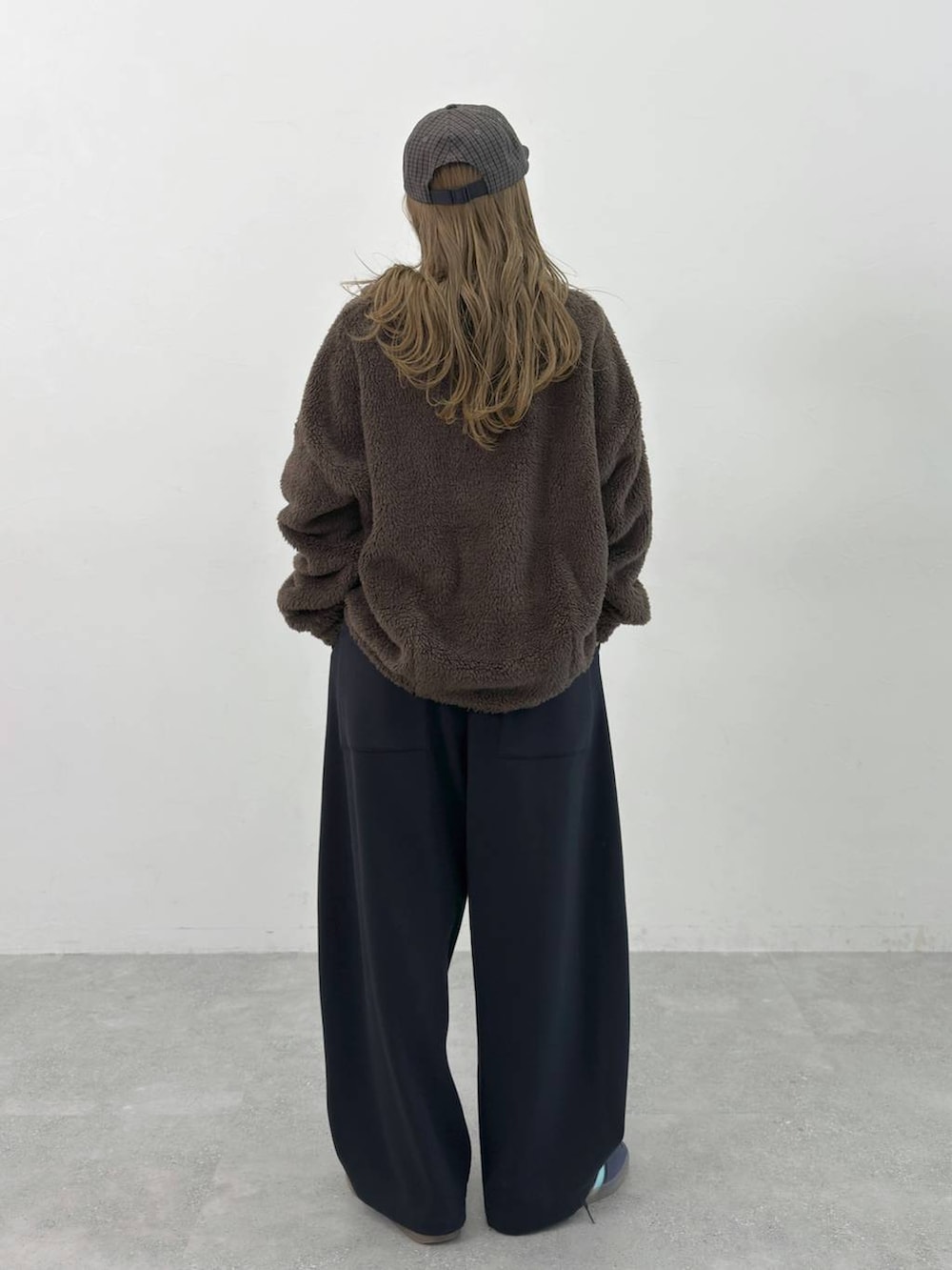 ブラック系のその他パンツ、ブラウン系のポロシャツ、ブラウン系のベルトを着用したレディースの秋コーディネートの4枚目の写真