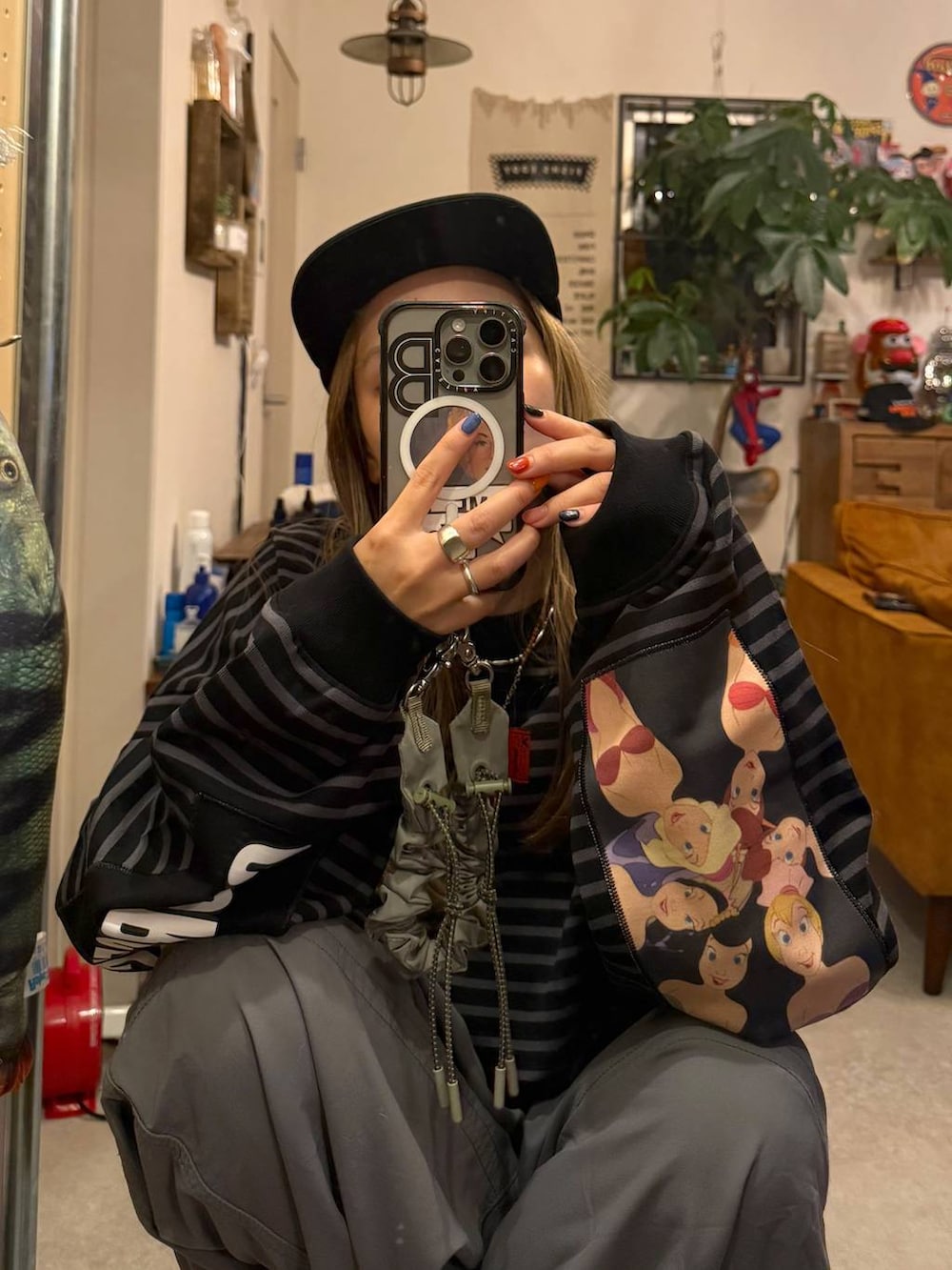 ブラック系のキャップを着用したレディースの秋コーディネートの2枚目の写真