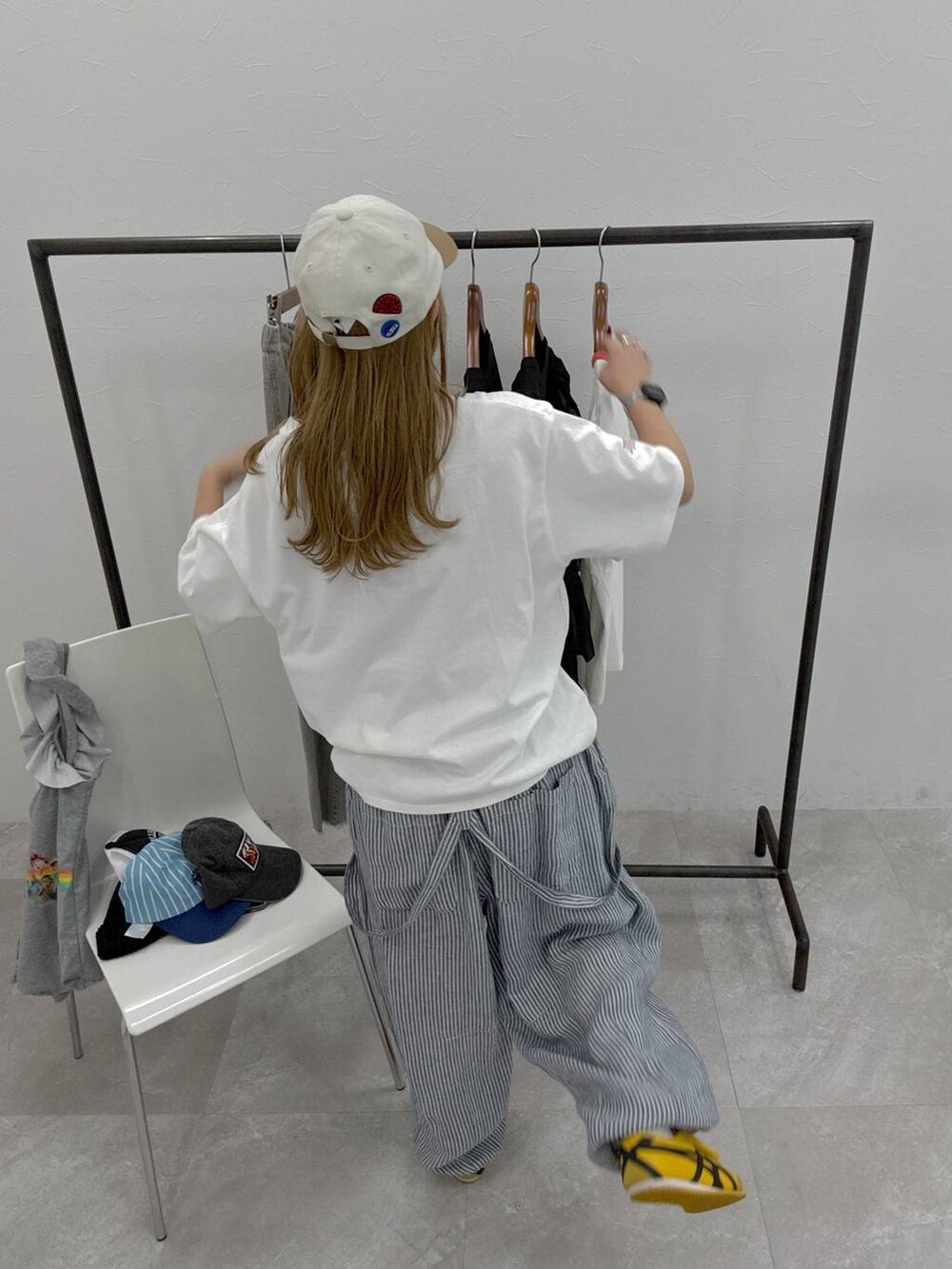 ブルー系のその他パンツ、ホワイト系のTシャツ/カットソー、ベージュ系のキャップを着用したレディースの夏コーディネートの3枚目の写真