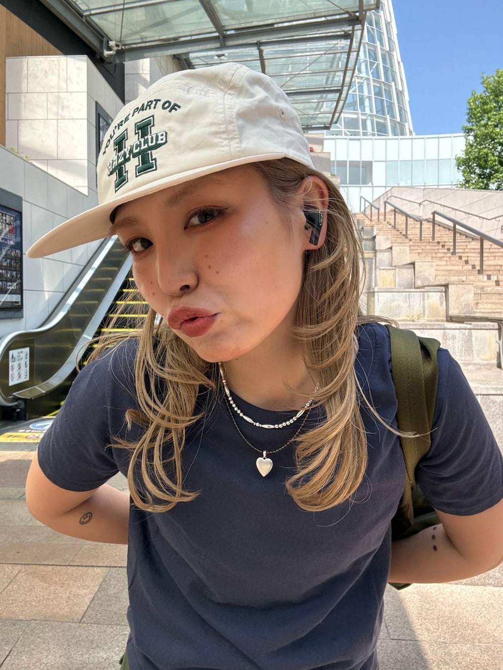 ブルー系のTシャツ/カットソー、グリーン系のカーゴパンツを着用したレディースの春コーディネートの5枚目の写真
