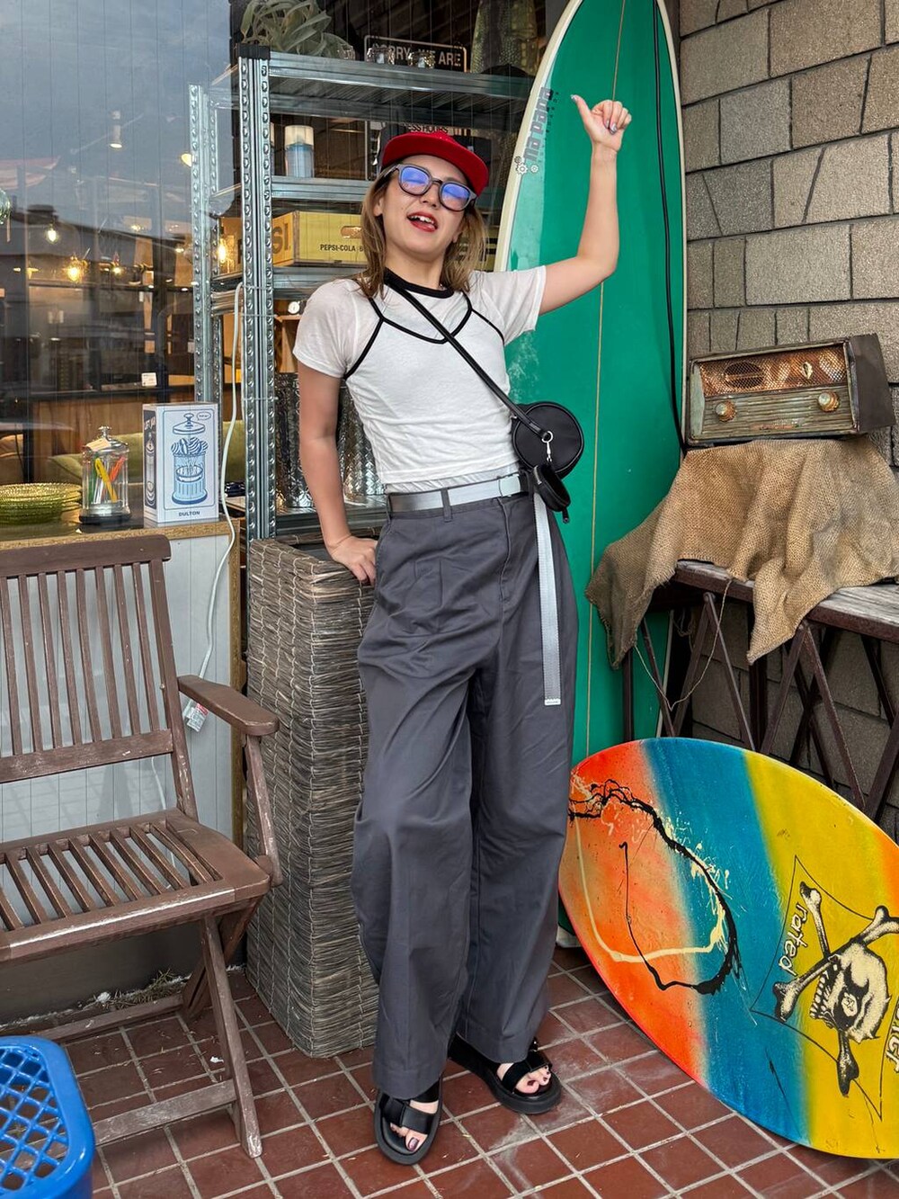 ホワイト系のTシャツ/カットソー、ブラック系のショルダーバッグ、グレー系のベルトを着用したレディースの夏コーディネートの2枚目の写真