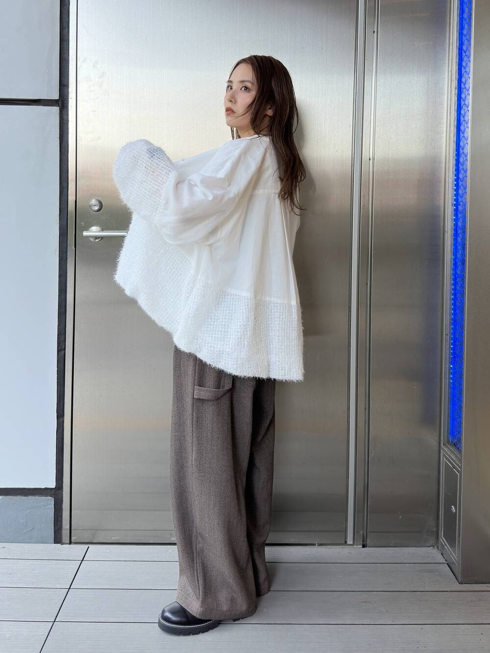 ブラック系のキャミソール、ホワイト系のシャツ/ブラウス、ブラウン系のその他パンツを着用したレディースの夏コーディネートの2枚目の写真