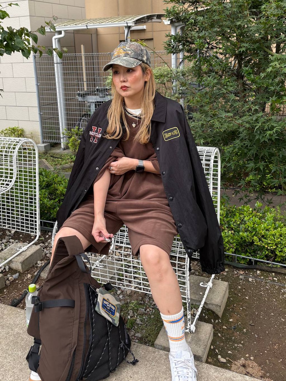 グリーン系のキャップを着用したレディースの夏コーディネートの3枚目の写真