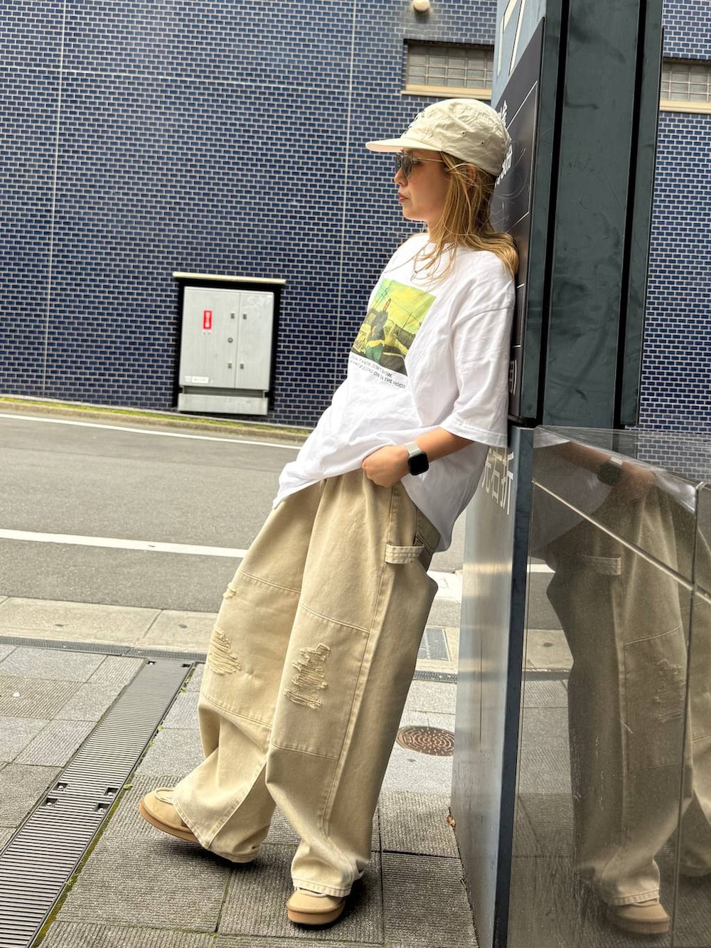 ベージュ系のモカシン/デッキシューズ、ホワイト系のTシャツ/カットソー、ベージュ系のデニムパンツを着用したレディースの夏コーディネートの3枚目の写真