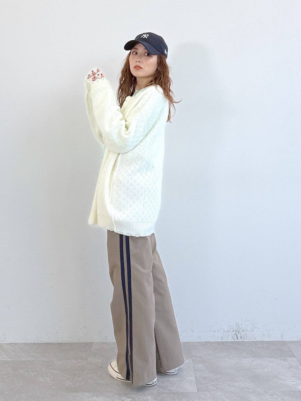 ホワイト系のブルゾン、グリーン系のTシャツ/カットソー、イエロー系のその他パンツを着用したレディースの冬コーディネートの4枚目の写真