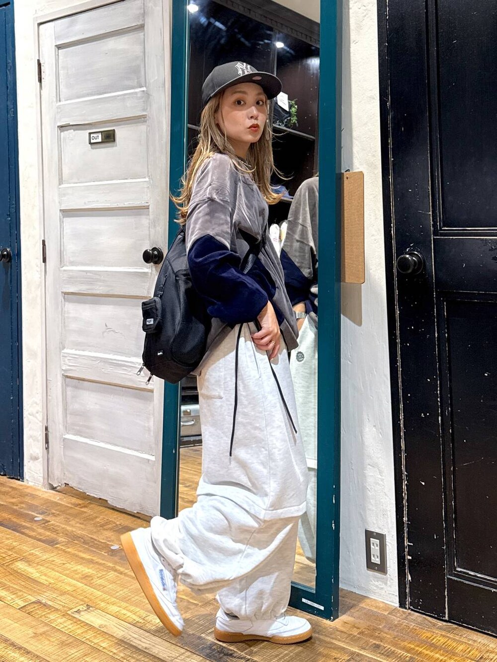 グレー系のTシャツ/カットソー、ブラック系のショルダーバッグ、ブラック系のキャップを着用したレディースの夏コーディネートの3枚目の写真