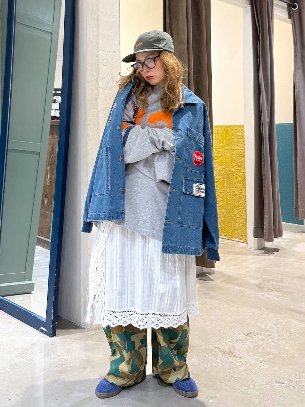 ホワイト系のスカート、グリーン系のキャップを着用したレディースの冬コーディネートの2枚目の写真