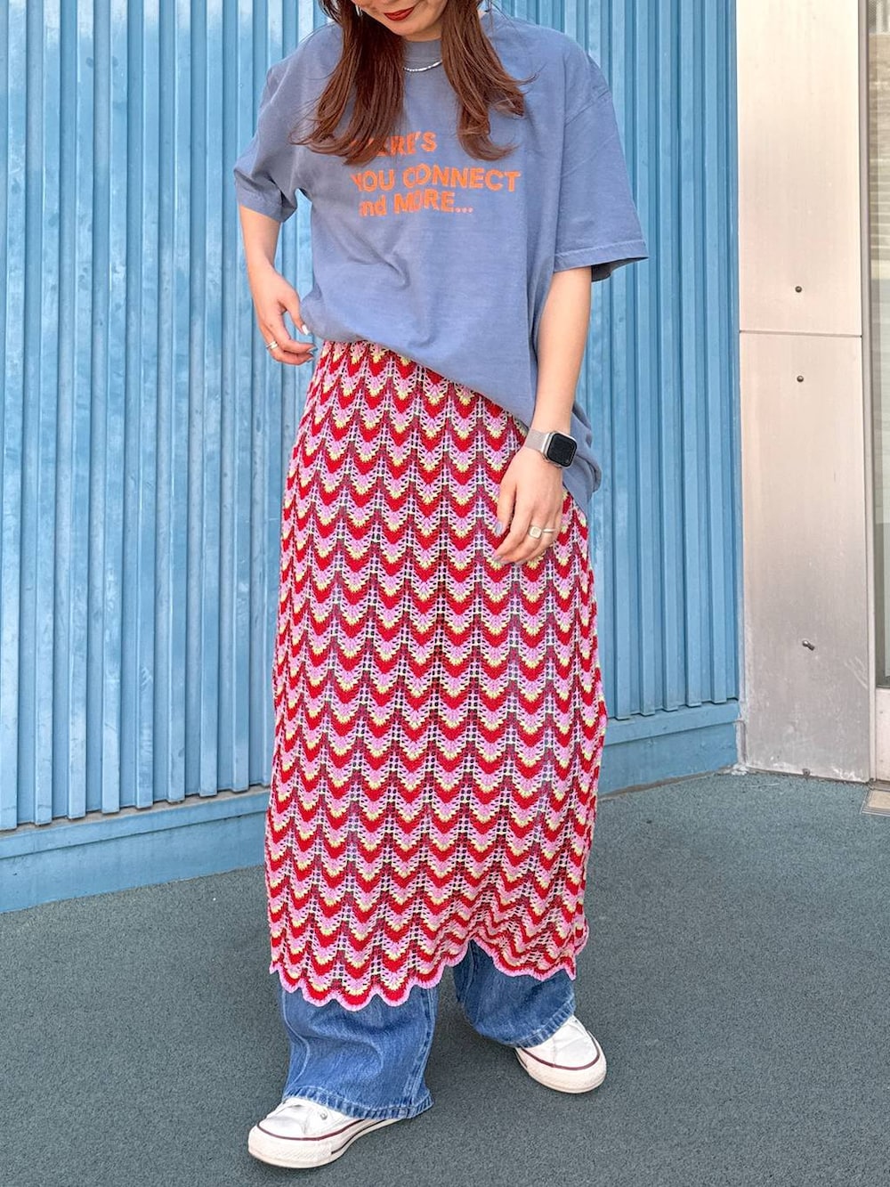 ブルー系のデニムパンツ、ピンク系のスカート、ベージュ系のキャップを着用したレディースの春コーディネートの5枚目の写真