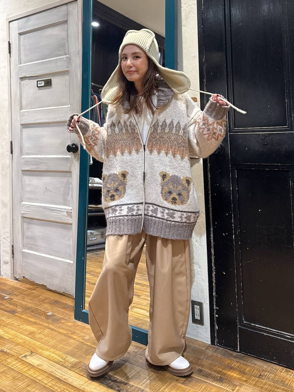 ホワイト系のTシャツ/カットソー、ホワイト系のブーツを着用したレディースの秋コーディネートの3枚目の写真