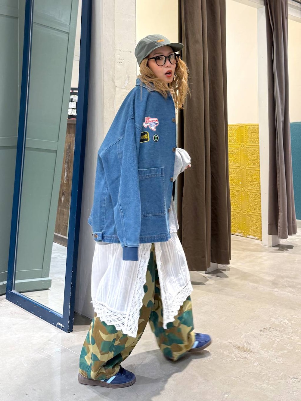 ホワイト系のスカート、グリーン系のキャップを着用したレディースの冬コーディネートの5枚目の写真