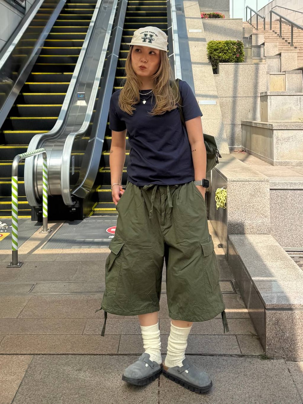 ブルー系のTシャツ/カットソー、グリーン系のカーゴパンツを着用したレディースの春コーディネートの2枚目の写真