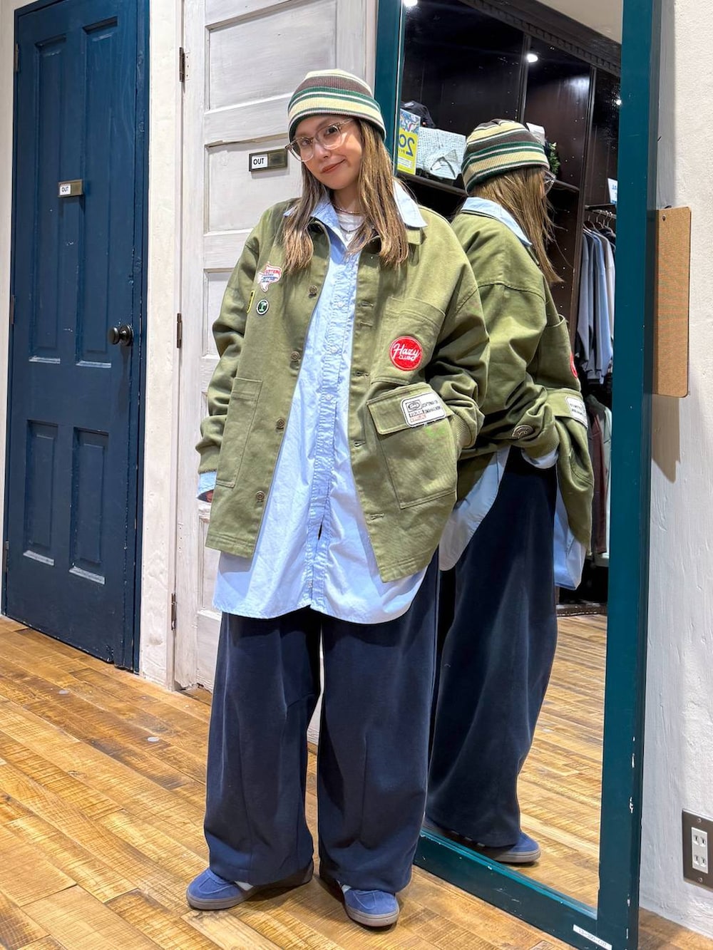 ブルー系のシャツ/ブラウスを着用したレディースの春コーディネートの4枚目の写真