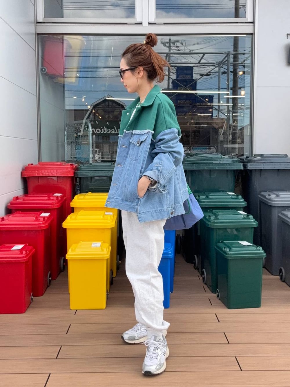 グレー系のスウェットパンツ、ブルー系のデニムジャケットを着用したレディースの冬コーディネートの2枚目の写真