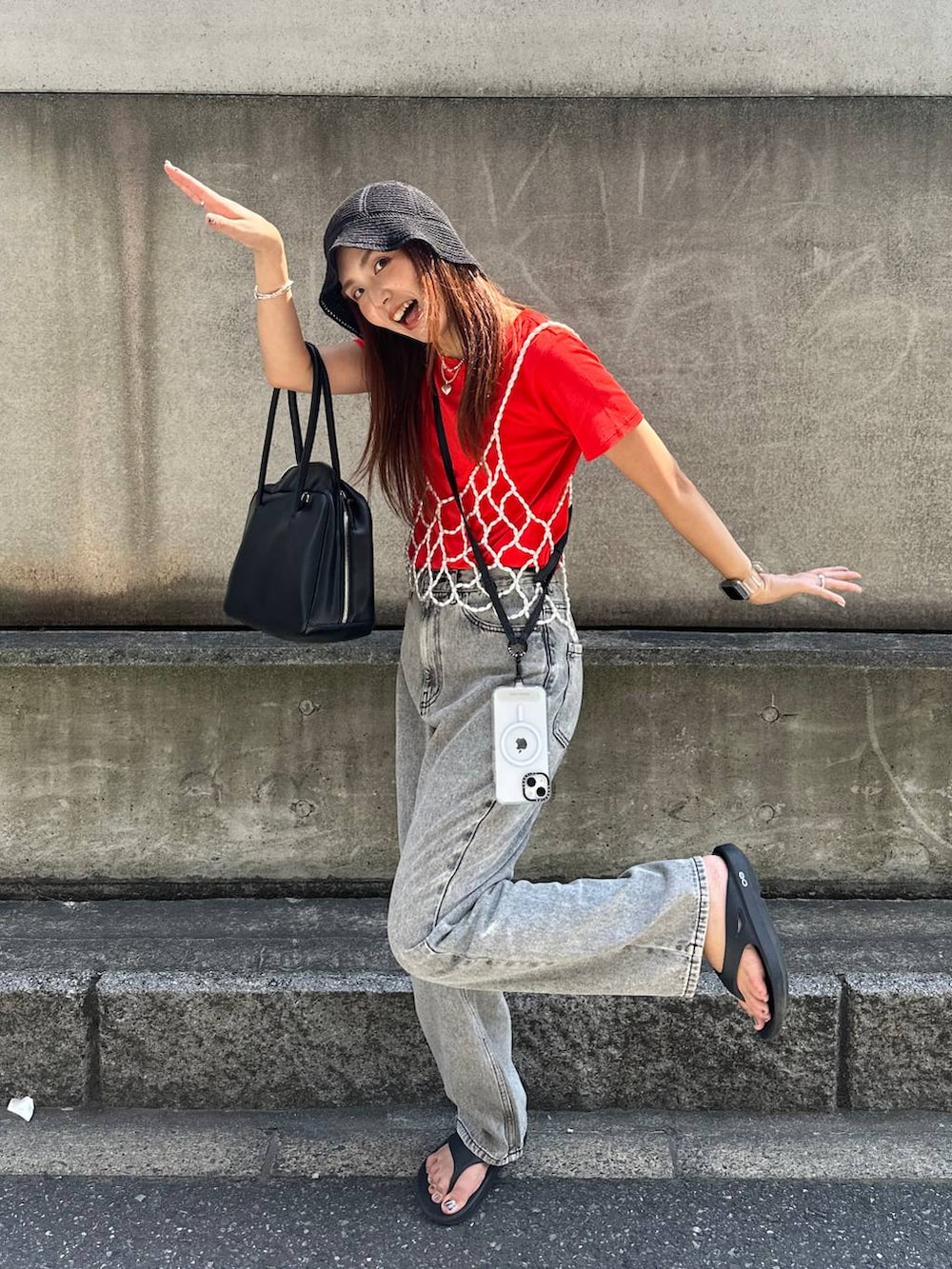 ホワイト系のベスト、ブラック系のサンダル、レッド系のTシャツ/カットソーを着用したレディースの夏コーディネートの2枚目の写真