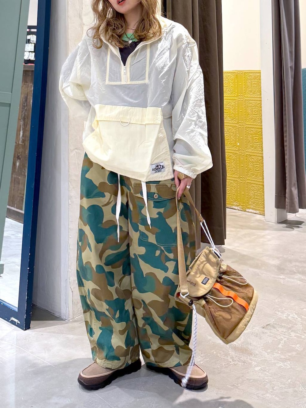 グレー系のTシャツ/カットソー、ベージュ系のその他シューズを着用したレディースの冬コーディネートの3枚目の写真