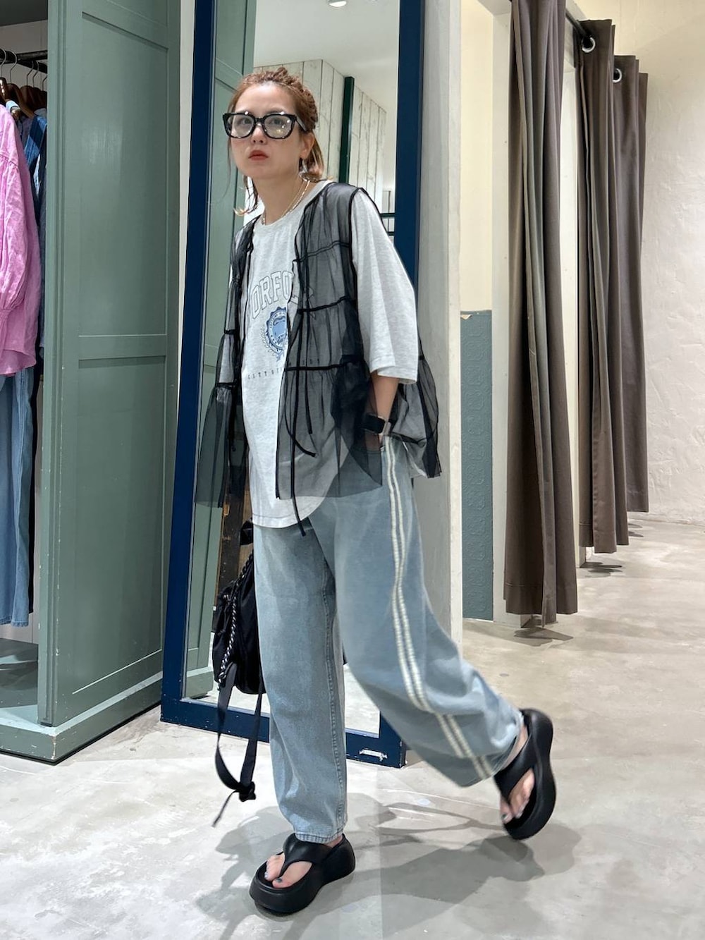 ブラック系のサンダル、ベージュ系のTシャツ/カットソー、ブラック系のベストを着用したレディースの夏コーディネートの3枚目の写真