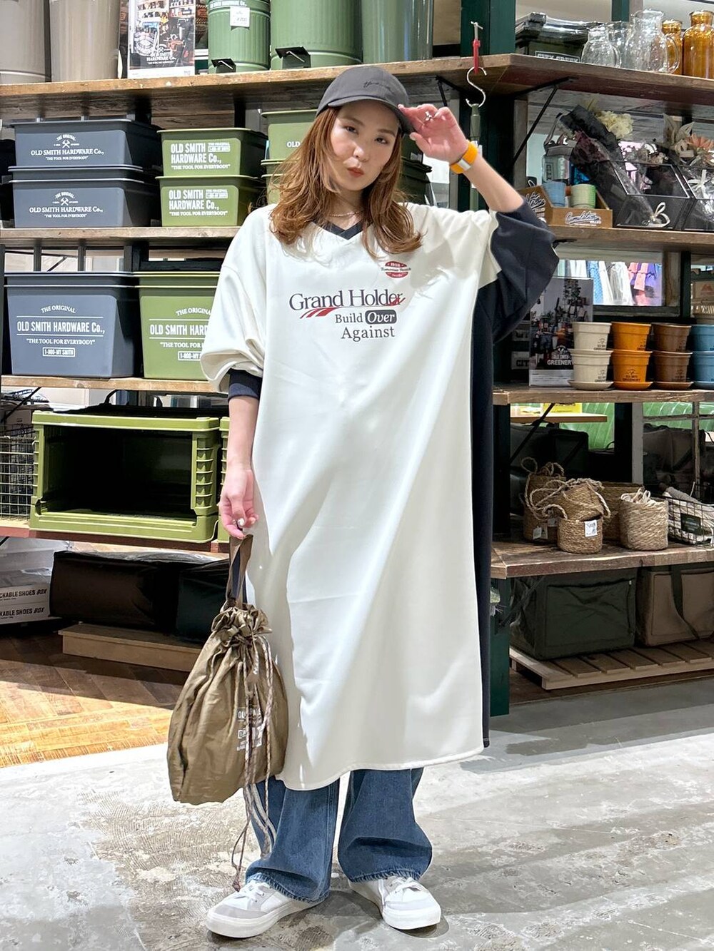 ベージュ系のワンピース、ホワイト系のスニーカー、ベージュ系のエコバッグ/サブバッグを着用したレディースの春コーディネートの3枚目の写真