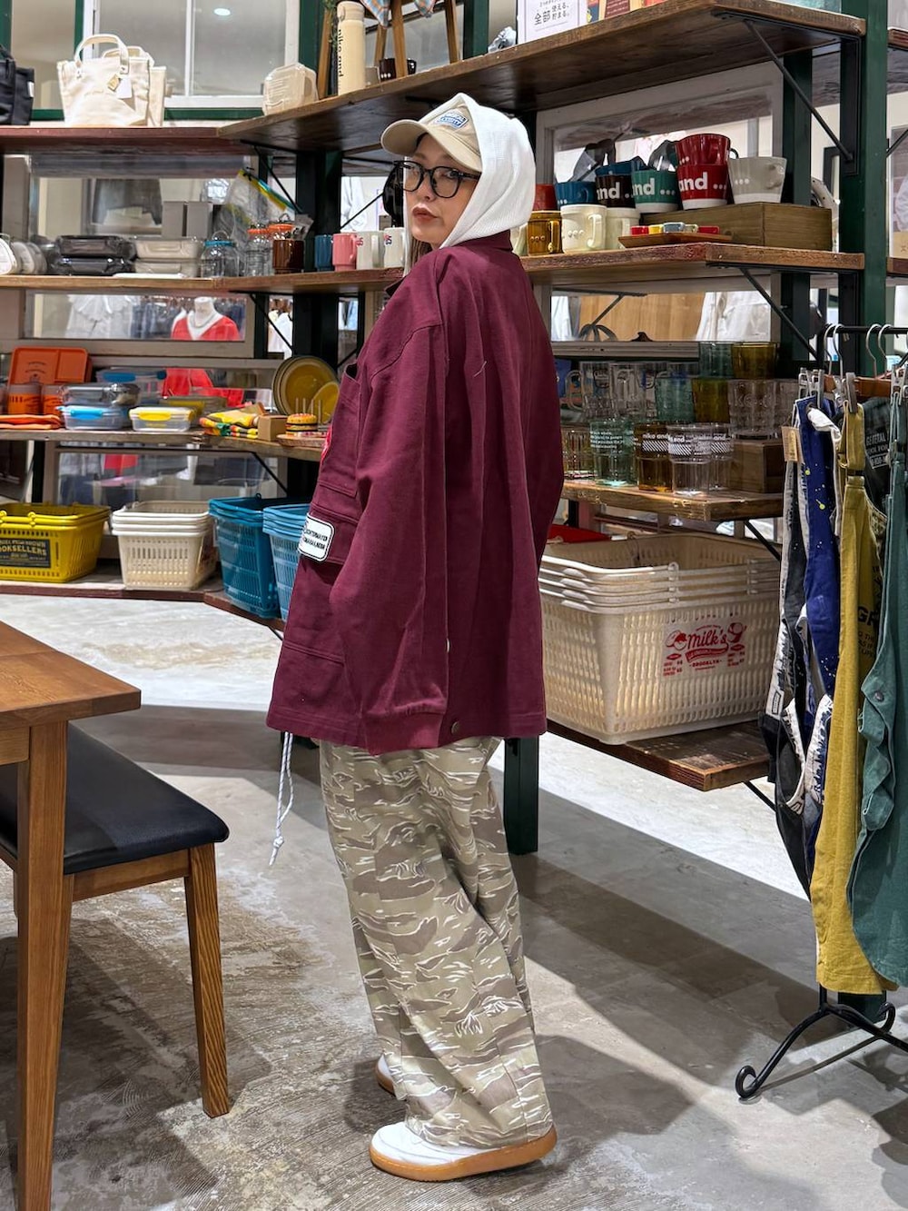 ホワイト系のパーカー、ベージュ系のキャップを着用したレディースの春コーディネートの4枚目の写真