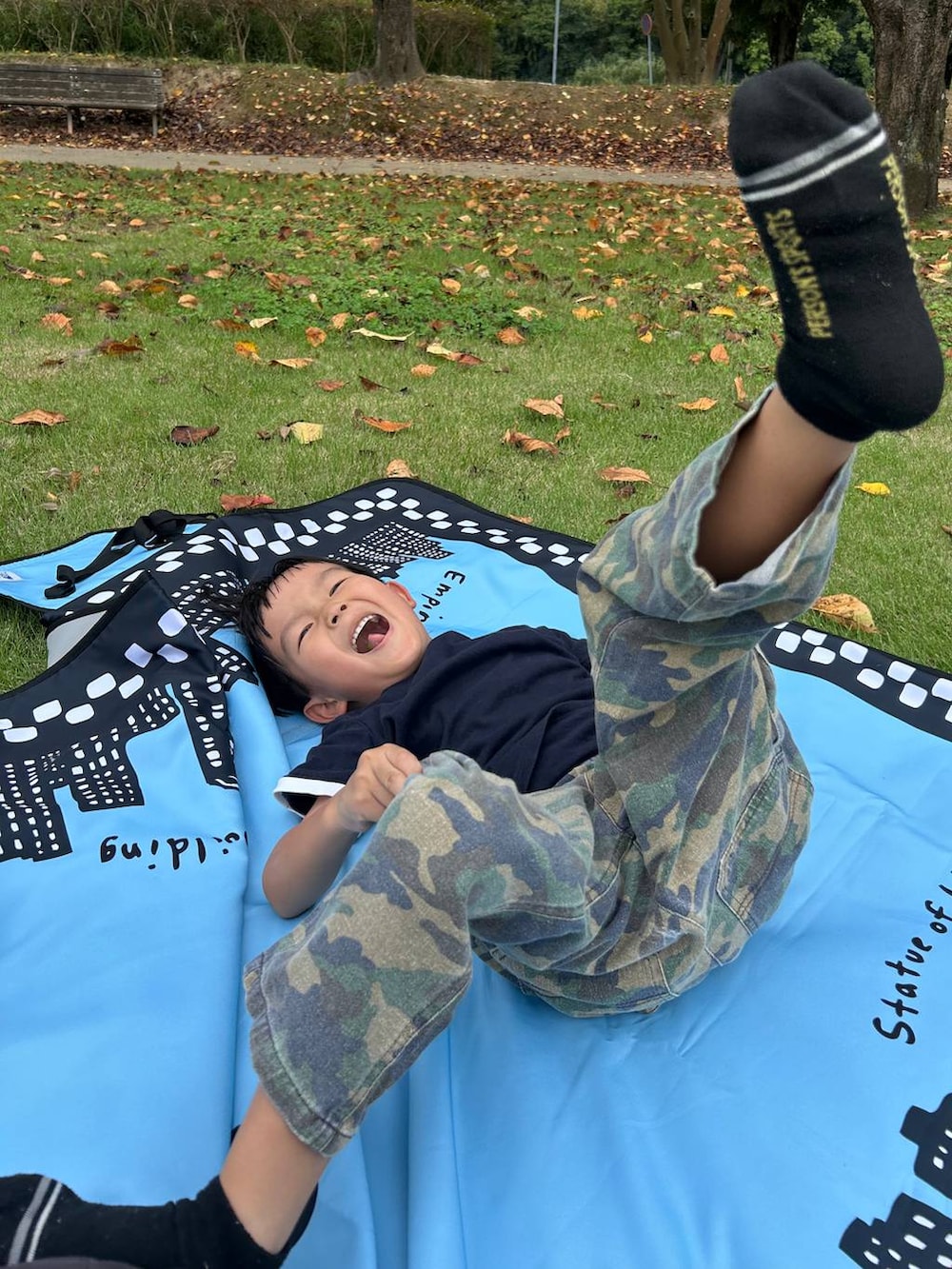 ブルー系のアウトドアグッズを着用したレディースの秋コーディネートの3枚目の写真