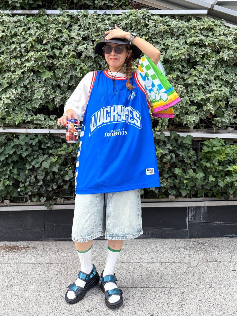 ブルー系のサンダル、ホワイト系のTシャツ/カットソー、ブルー系のデニムパンツを着用したレディースの夏コーディネートの2枚目の写真